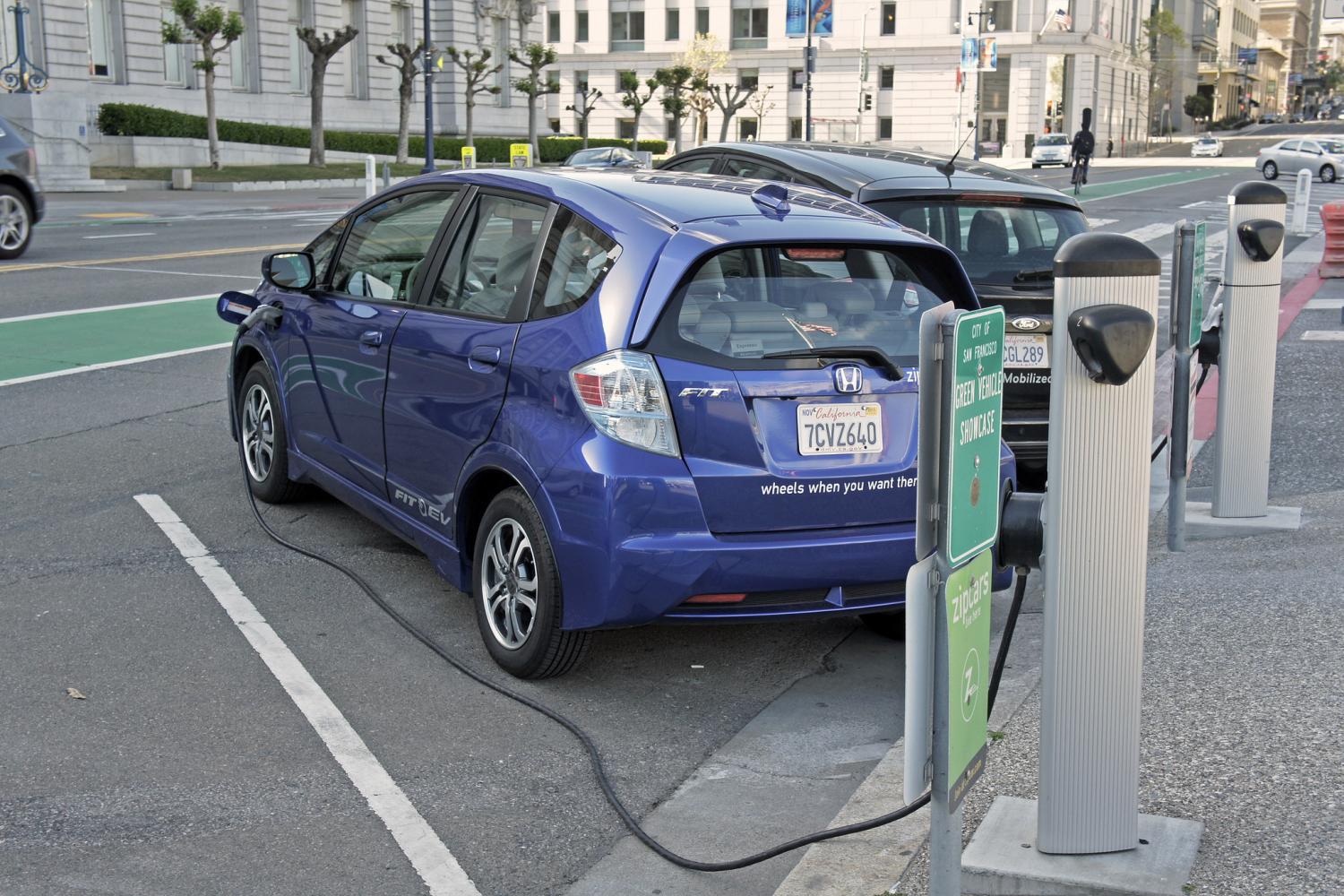 A new report suggests that the integration of electric vehicles into global corporate fleets and procurement policies is scaling up at a rapid pace. 
